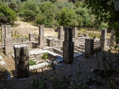 ...formata da numerose colonne che escono dal terreno